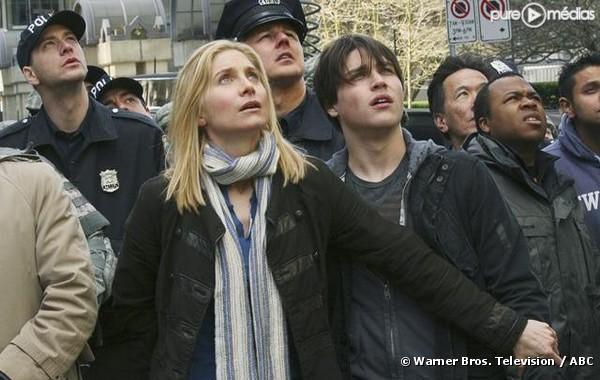 Elizabeth Mitchell et Logan Huffman dans "V"