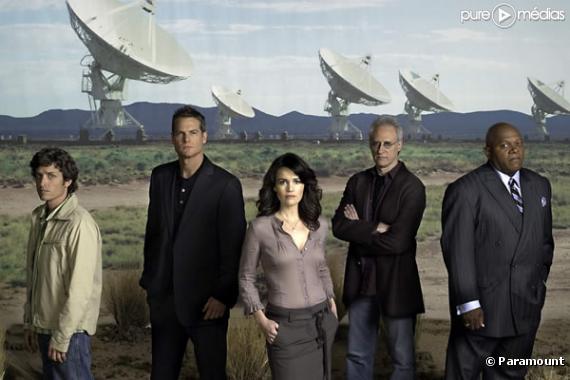  Robert Patrick Benedict, Brian Van Holt, Carla Gugino, Brent Spiner, Charles S. Dutton dans la série "Threshold : premier contact".