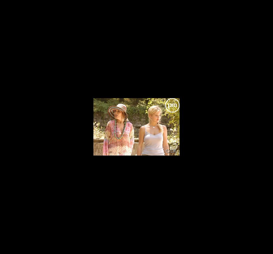 Amanda Lear et Virginie Efira sur le tournage de la fiction "Un amour de fantôme" en juillet 2006