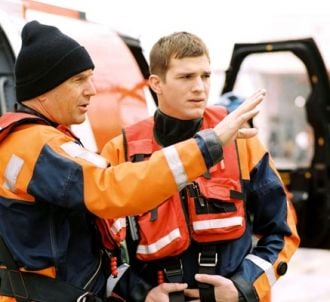 Kevin Costner et Ashton Kutcher dans 'Coast Guards'.