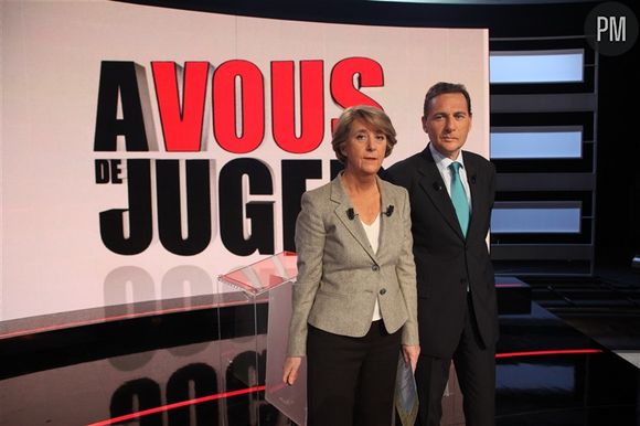 Arlette Chabot et Eric Besson sur le plateau de "A vous de juger", le 14 janvier 2009