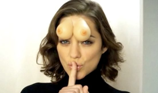 Vidéobuzz : Marion Cotillard a les seins... sur le visage !