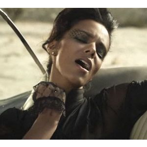 Shy'm dans le clip de "Je sais"