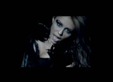 Clip : Miley Cyrus en cage dans "Can't Be Tamed"