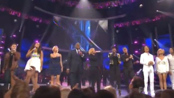 "American Idol" : tous les gagnants chantent ensemble pour dire au revoir à Simon Cowell (vidéo)