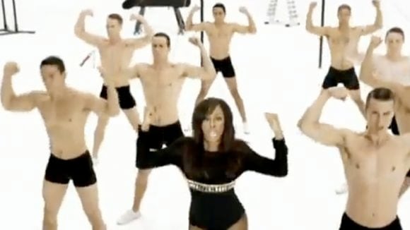 Clip : Mais qu'a fait Alexandra Burke avec "Start Without You" ?