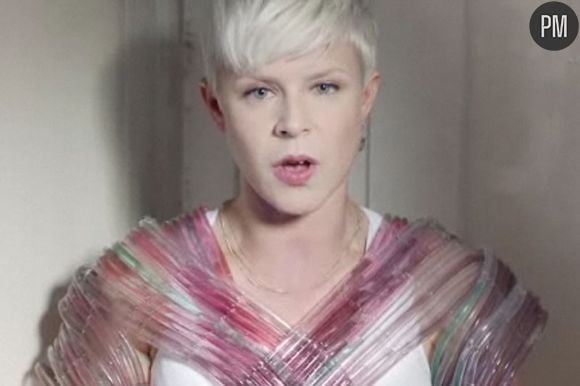 Robyn dans le clip de "Indestructible"