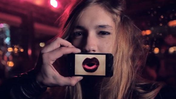 Clip : Cassius met l'amour en scène grâce à des... iPhone !