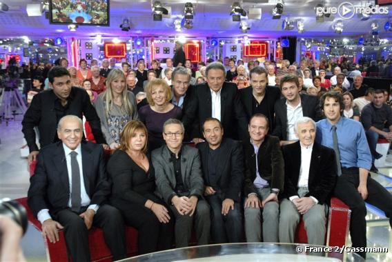 Laurent Ruquier et Michel Drucker entourés des invités du "Vivement dimanche" diffusé le 7 décembre 2008.