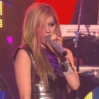 Avril Lavigne chante son nouveau single "What the Hell" pour le Nouvel An