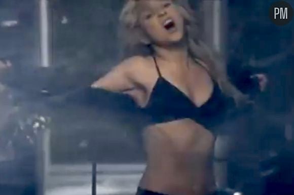 Shakira dans le clip de "Sale El Sol"