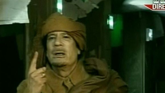 Kadhafi accuse les médias "sales" de "masquer la liberté"