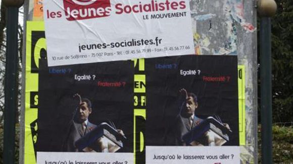 Sarkozy en Hitler, l'affiche qui scandalise l'UMP