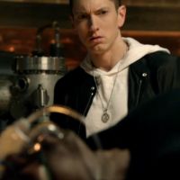 Clip : Eminem face à un Dr Dre dans le coma dans "I Need a Doctor"