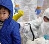 Face à la menace nucléaire, les rédactions désertent le Japon. L'AFP a choisi de maintenir ses équipes en les déménageant à Osaka. Pendant ce temps, les télévisions diffusent les premières images des cadavres après la tragédie.