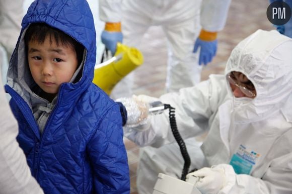 Face à la menace nucléaire, les rédactions désertent le Japon. L'AFP a choisi de maintenir ses équipes en les déménageant à Osaka. Pendant ce temps, les télévisions diffusent les premières images des cadavres après la tragédie.