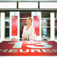 Zapping : Elise Lucet touchée par les messages des téléspectateurs