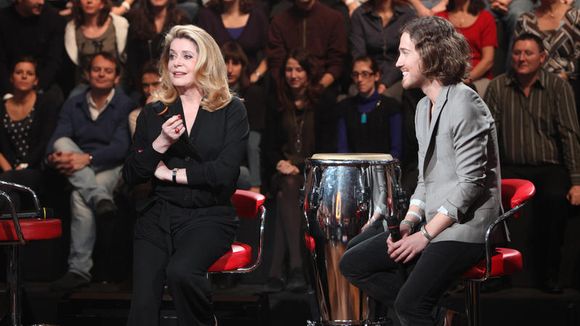 Zapping : Catherine Deneuve chante en duo avec Julien Doré