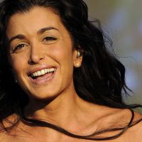 Jenifer chante devant une salle presque vide