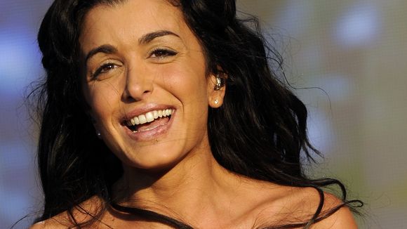 Jenifer chante devant une salle presque vide