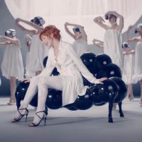 Clip : Mylène Farmer dans le désert pour "Lonely Lisa"