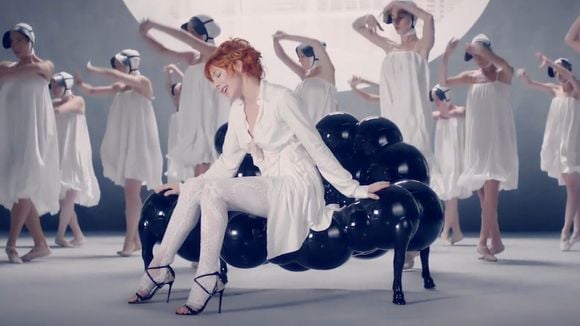 Clip : Mylène Farmer dans le désert pour "Lonely Lisa"