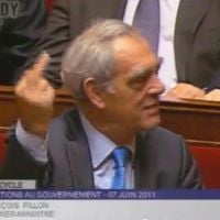 Zapping : Emmanuelli adresse un doigt d'honneur à Fillon en pleine Assemblée 