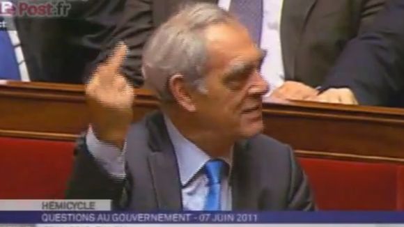 Zapping : Emmanuelli adresse un doigt d'honneur à Fillon en pleine Assemblée 