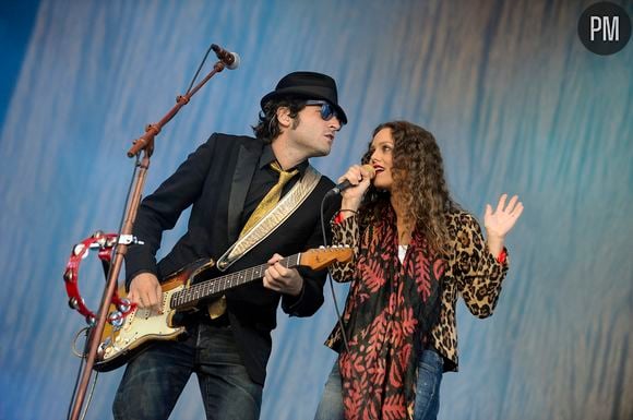 Vanessa Paradis et Matthieu Chedid en duo sur la scène du Festival des Vieilles Charues, en juillet 2008