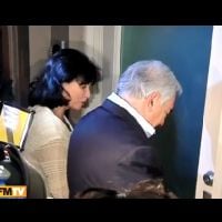 Vidéo : DSK et Anne Sinclair bloqués à leur porte