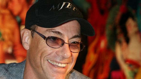 Pub : Jean-Claude Van Damme joue au gay pour vendre de la lessive