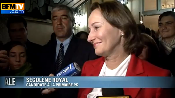 Ségolène Royal très émue après son mauvais score à la primaire socialiste, en direct sur BFM TV, le 9 octobre 2011