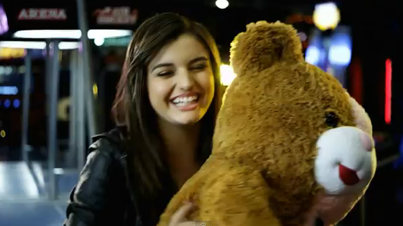 Clip : Rebecca Black tombe amoureuse dans "Person Of Interest"