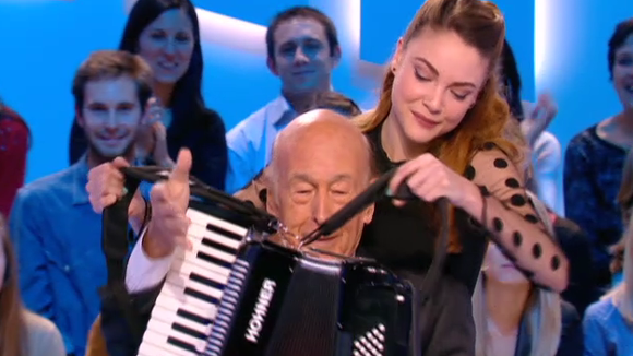 Zapping : Valéry Giscard d'Estaing joue de l'accordéon au "Grand Journal"