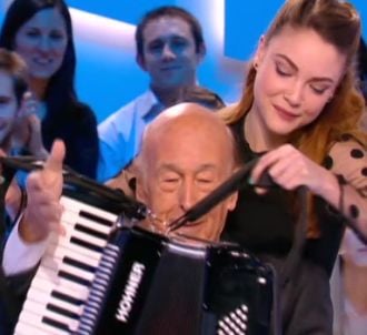Valéry Giscard d'Estaing joue de l'accordéon sur le...
