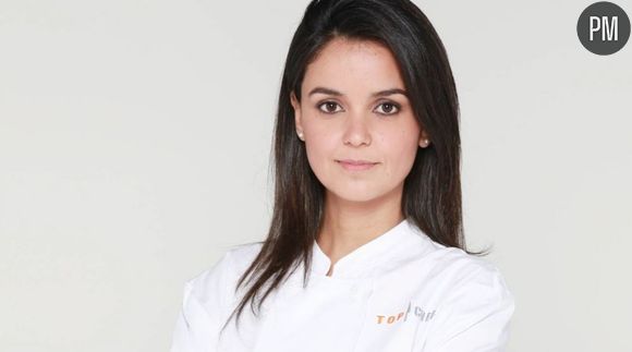 C'est d'abord à la médecine que se destine Tabata Bonardi, jeune femme de 33 ans d'origine brésilienne. Elle fait même deux ans d'études de médecine à Rio avant de décrocher un petit stage d'une semaine dans un restaurant, qui la convainc de tout plaquer pour se lancer dans la cuisine. Elle s'inscrit ensuite à l'institut Paul Bocuse à Lyon où elle rencontre son futur mari, avant de décrocher un poste dans le restaurant de Nicolas LeBec. En 2010, elle atteint les demi-finales du concours du Meilleur Ouvrier de France.