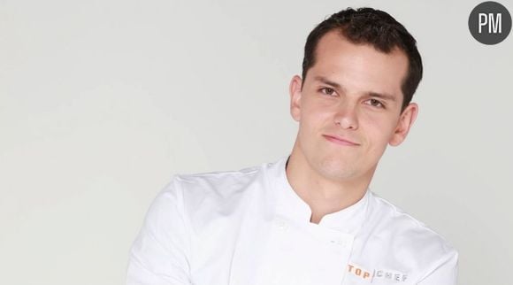 Passionné et très charmeur, Juan Arbelaez est né en Colombie il y a 23 ans mais déménage il y a quatre ans pour venir apprendre le métier de cuisinier en France. Il laisse derrière lui amis et famille et souhaite remporter "Top Chef" pour leur prouver qu'il n'est pas parti pour rien. Cet amoureux de la cuisine française s'est même fait tatouer le mot "Addicto" dans le dos.