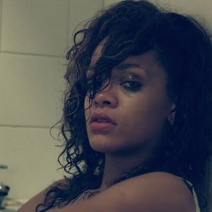 Rihanna dans le clip de "We Found Love"