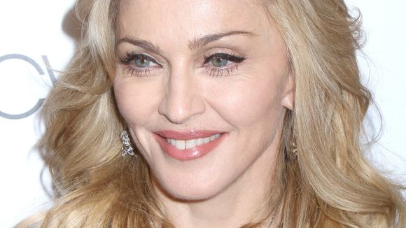 Disques : Madonna chute lourdement, Les Enfoirés et Gotye toujours leaders