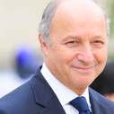 Laurent Fabius appelle Europe 1 en direct pour corriger une information