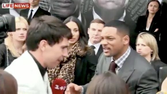 Will Smith gifle un journaliste sur le tapis rouge