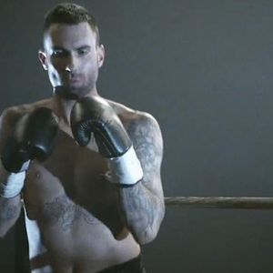 Adam Levine dans le clip de "One More Night" de Maroon 5