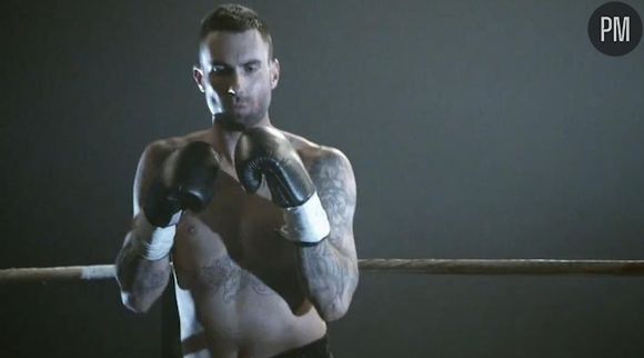 Adam Levine dans le clip de "One More Night" de Maroon 5