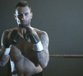 Adam Levine dans le clip de 'One More Night' de Maroon 5