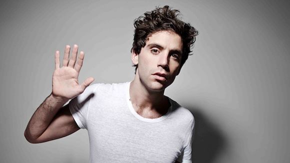 Charts UK : "Skyfall" d'Adele se heurte à Swedish House Mafia, Mika déçoit