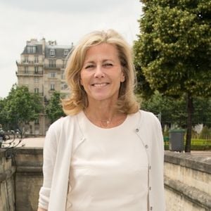 Un homme a renversé un seau d'excréments sur Claire Chazal.