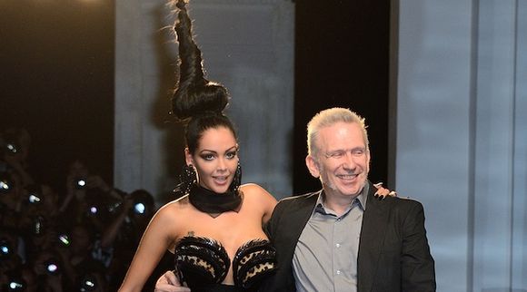 Jean-Paul Gaultier répond aux critiques d'un spécialiste de la mode après le défilé de Nabilla