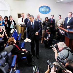 En août 2009, Barack Obama fête l'anniversaire de la doyenne des journalistes de la Maison Blanche.