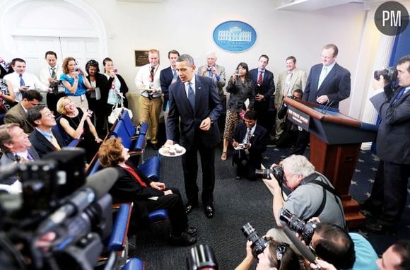 En août 2009, Barack Obama fête l'anniversaire de la doyenne des journalistes de la Maison Blanche.