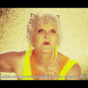 Lucienne Moreau, 80 ans, fait un car-wash sexy pour la matinale de Virgin Radio